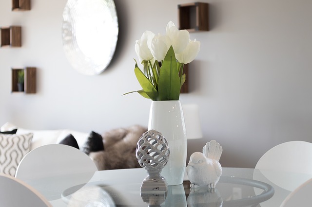weiße Tulpen weiße Vase Deko auf Tisch
